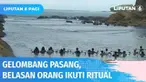Petugas bubarkan belasan orang yang nekat gelar ritual di Pantai Selatan Watu Ulo, Jember, saat gelombang pasang. Sambil berendam dan membawa kendi mereka berdalih tengah memperdalam ilmu tertentu.