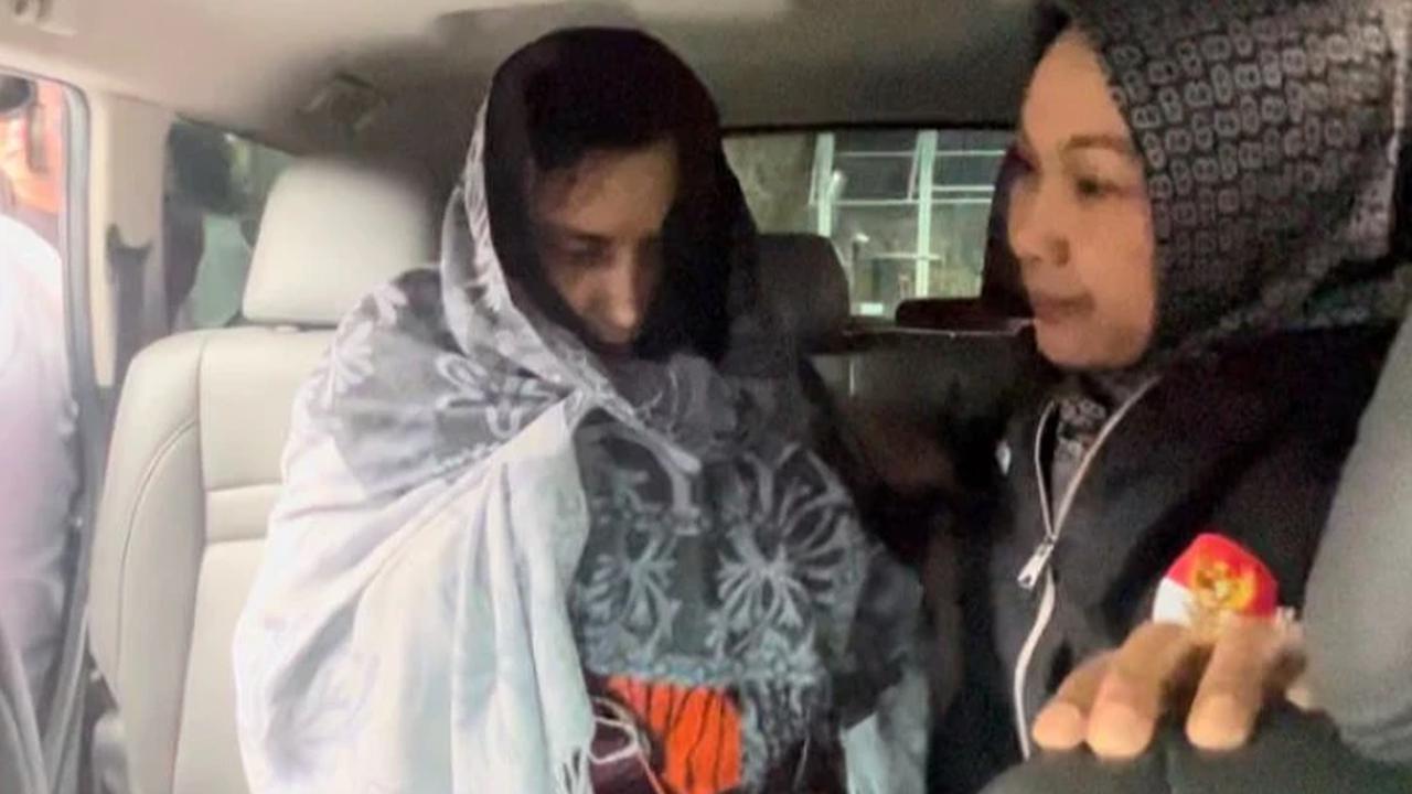 Bupati Pekalongan Fadia Arafiq Pakai Rompi Tahanan KPK