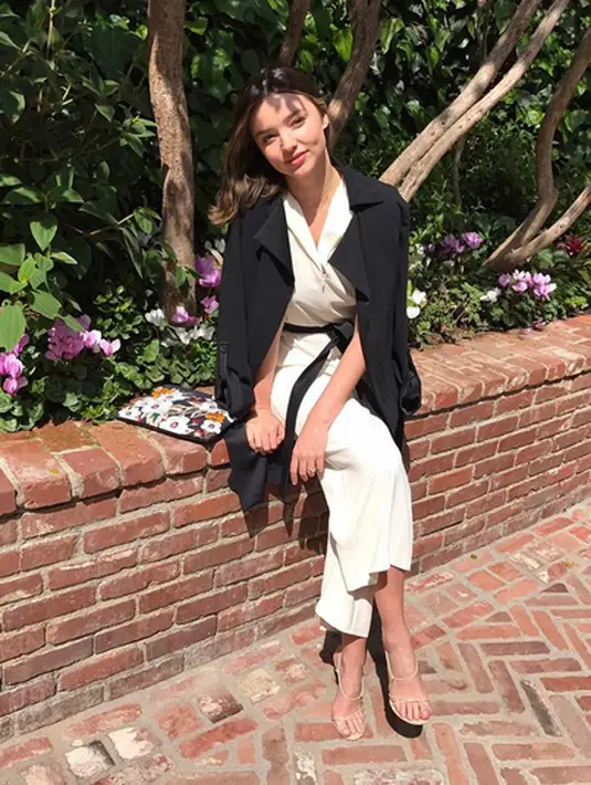 Melansir Entartainment Online (12/6), Miranda bercerita soal keterkejutannya. Ia merasa sangat indah dalam pernikahannya, dan mereka tidak menyangka jika semuanya akan berjalan dengan lancar. (Instagram/mirandakerr)