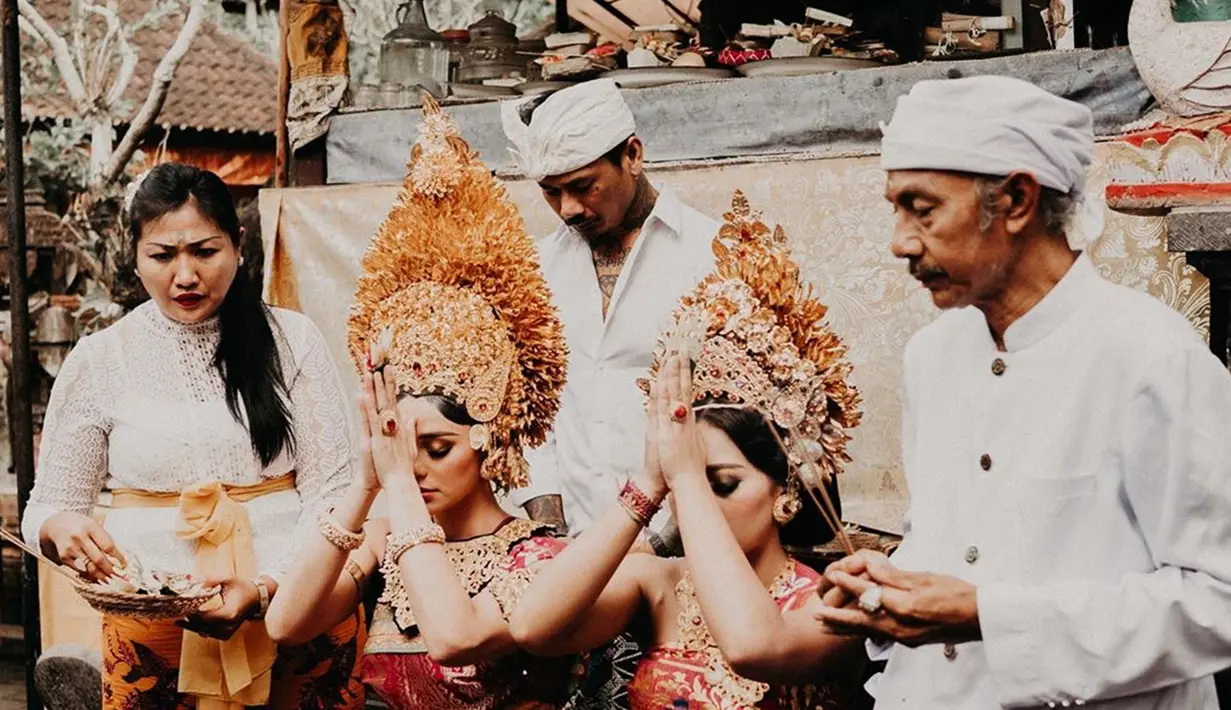 Tradisi yang dilaksanakan Nora Alexandra ini adalah Upacara potong gigi ini dikenal oleh masyarakat Bali dengan nama metatah, mapandes, atau masangih dan merupakan salah satu kewajiban dari orangtua kepada anak-anaknya. (Liputan6.com/IG/@ncdpapl)