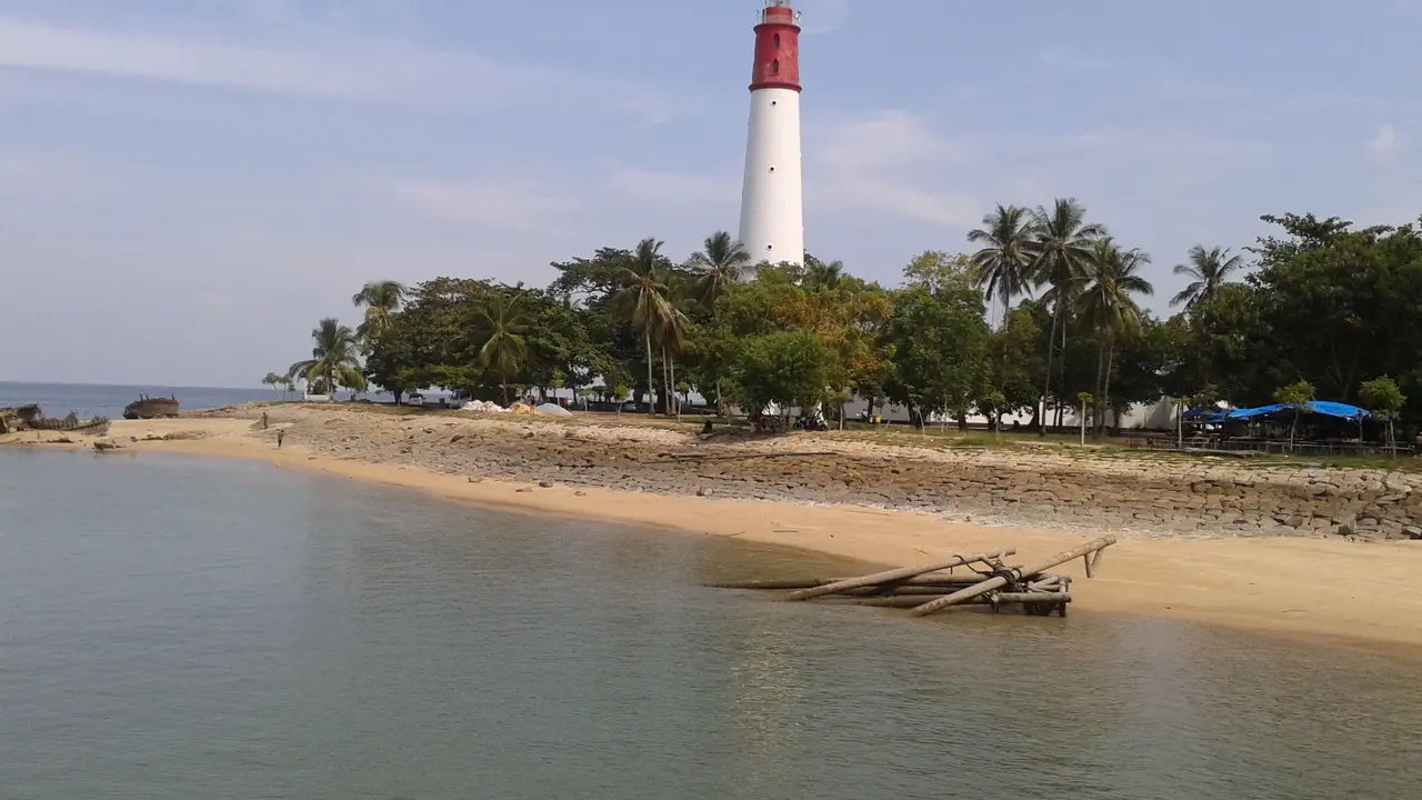 6 Wisata Mercusuar Indonesia, Nikmati Pesona Pantai dari Atas Laut