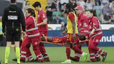 Bek Roma, Evan Ndicka dibawa keluar lapangan dengan tandu saat pertandingan Udinese vs AS Roma dalam duel pekan ke-32 Serie A 2023/2024 di Stadion Bluenergy alias Friuli, Minggu (14/4/2024). (Andrea Bressanutti/LaPresse via AP)