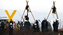Aktivis iklim duduk dalam apa yang disebut tripos di Desa Luetzerath dekat Erkelenz, Jerman, 10 Januari 2023. Desa Luetzerath harus dihancurkan untuk memperluas tambang batu bara Garzweiler dekat perbatasan Belanda. (AP Photo/Michael Probst)