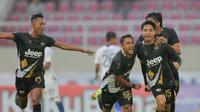 Selebrasi pemain Dewa United FC, Rangga Muslim Perkasa (kanan), setelah mencetak gol pertama ke gawang PSIS dalam lanjutan babak penyisihan Piala Presiden 2022 di Stadion Manahan, Solo, Jawa Tengah. Jumat (17/6/2022). (Bola.com/Bola.net/Arief Bagus)