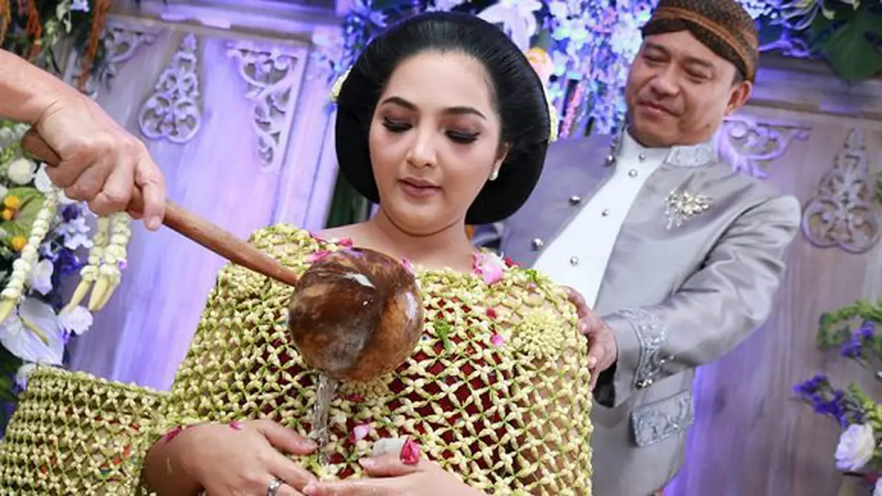 Acara mitoni/KapanLagi.com/Agus Apriyanto