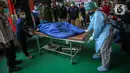 Petugas menurunkan kantong jenazah korban kebakaran Lapas Kelas I Tangerang dari ambulans di RS Polri Kramat Jati, Jakarta, Rabu (8/9/2021). Sebanyak 41 warga binaan tewas akibat kebakaran yang terjadi di Blok C 2 Lapas Kelas I Tangerang. (Liputan6.com/Faizal Fanani)