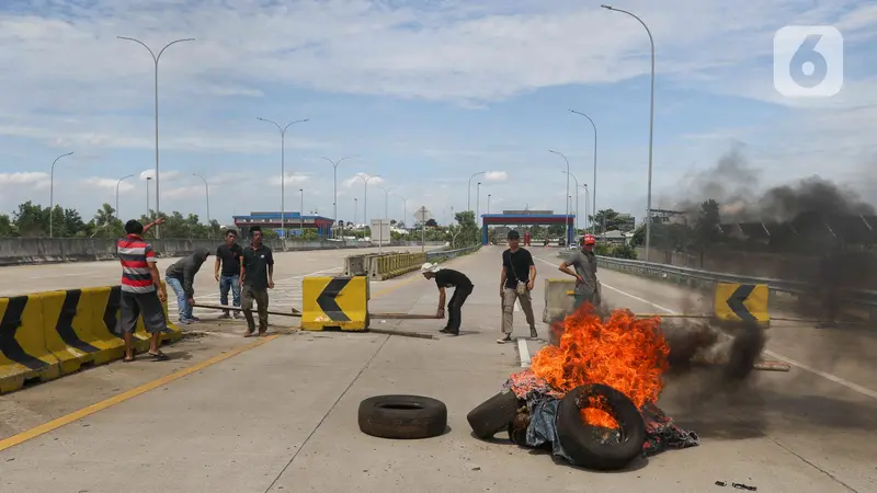 Tuntut Penyelesaian Pembayaran, Warga Blokir Tol Jatikarya dengan Pohon dan Bakar Ban