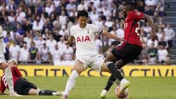 Pemain Tottenham Hotspur, Son Heung-min (tengah) berebut bola dengan pemain Manchester United, Aaron Wan-Bissaka pada laga pekan kedua Liga Inggris 2023/2024 di Tottenham Hotspur Stadium, London, Inggris, Minggu (20/08/2023) WIB. (AP Photo/Alberto Pezzali)
