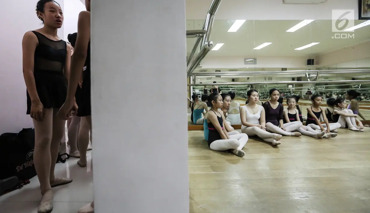 Para pebalet menyaksikan penampilan di studio Cicila Ballet School, Kemanggisan, Jakarta, Minggu (16/9). Berbagai prestasi telah diukir melalui berbagai kompetisi balet tingkat internasional. (Liputan6.com/Fery Pradolo)