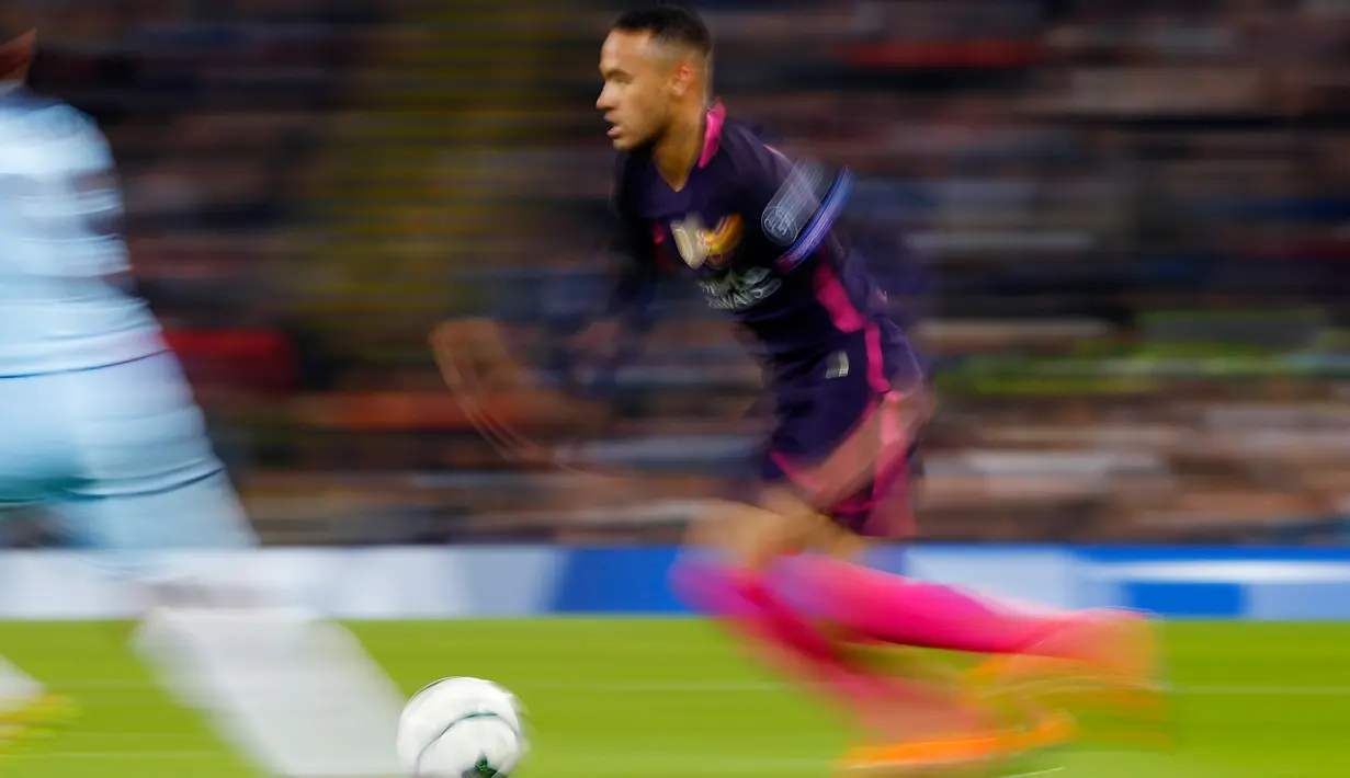 Penyerang Barcelona, Neymar berlari membawa bola saat berhadapan dengan Manchester City pada grup C Liga Champions di stadion Etihad, Manchester, (2/11). City menang atas Barcelona dengan skor 3-1. (Reuters/Phil Noble)