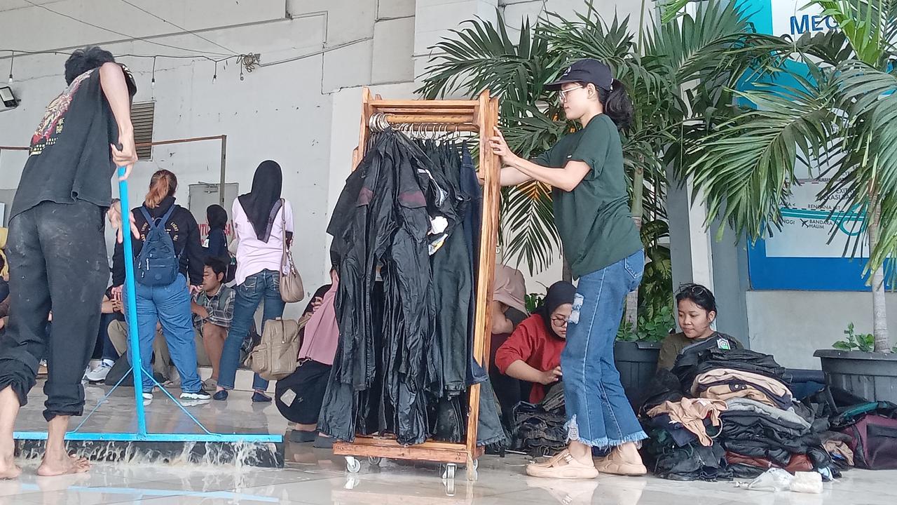 Banjir Berangsur Surut, Pedagang di Mal Bekasi Cari Sisa Dagangan