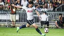 Gelandang Tottenham Hotspur, Son Heung-Min, melepaskan tendangan saat pertandingan melawan Kitchee FC di Stadion Hong Kong, (26/5/2017) (AFP/Isaac Lawrence)