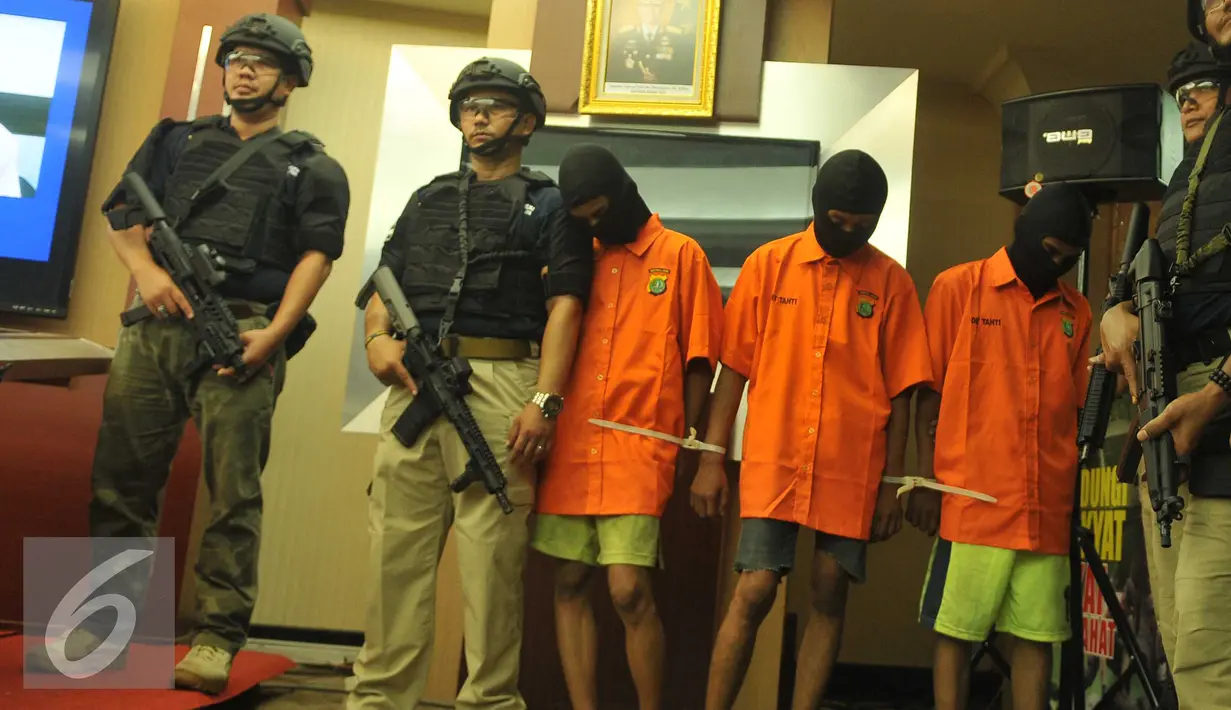Pelaku pembunuhan sadis dihadirkan saat rilis di Polda Metro Jaya, Jakarta, Selasa (17/5). Ketiganya diduga membunuh Enno Parihah alias Indah (18) dengan menggunakan gagang pacul yang dimasukkan kedalam kemaluan. (Liputan6.com/Gempur M Surya)
