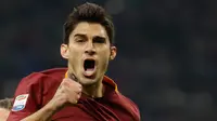 Gelandang AS Roma, Diego Perotti melakukan selebrasi usai mencetak gol ke gawang Inter Milan pada lanjutan Liga Italia Serie A di Stadion Giuseppe Meazza, Milan (27/2). AS Roma menang atas Inter dengan skor 3-1. (AP Photo/Luca Bruno)