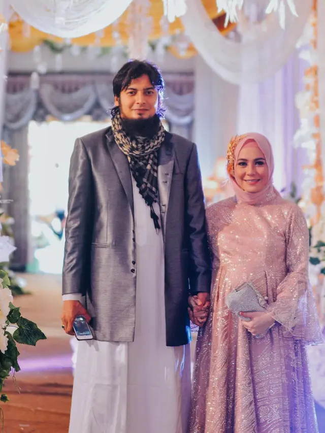 Sering Berperan Jadi Suami Antagonis, Ini 7 Potret Boy Hamzah dan Sang Istri