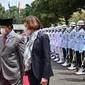 Menteri Pertahanan Prabowo Subiakto (kiri) menerima kunjungan Menteri Angkatan Bersenjata Prancis Florence Parly di Kementerian Pertahanan di Jakarta, Kamis (10/2/2022). Prabowo dan Parly melakukan pertemuan bilateral. (AFP/Adek Berry)