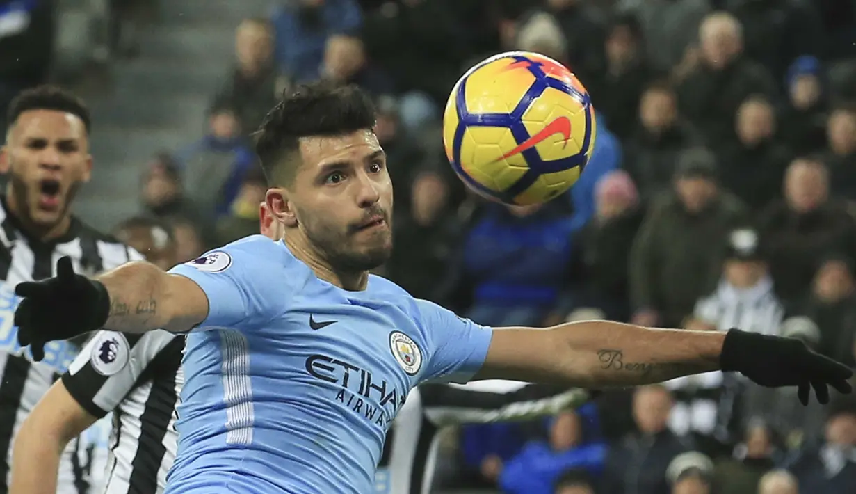Pemain Manchester City, Sergio Aguero mencoba melepaskan tembakan saat diadang pemain Newcastle United pada lanjutan Premier League di St James' Park, Newcastle-upon-Tyne, (27/12/2017). Manchester City menang 1-0. (AFP/Lindsey Parnaby)