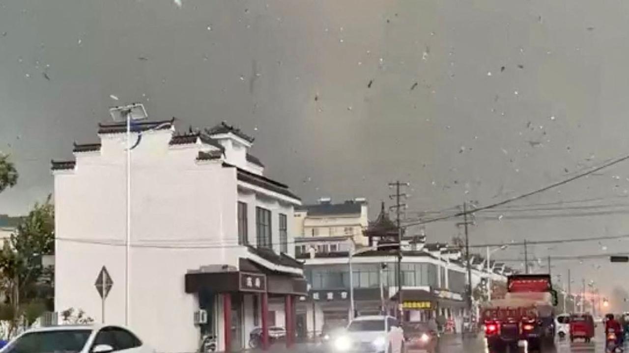 Penampakan badai tornado saat melanda Kota Suqian di Provinsi Jiangsu, China pada Selasa (19/9/2023).
