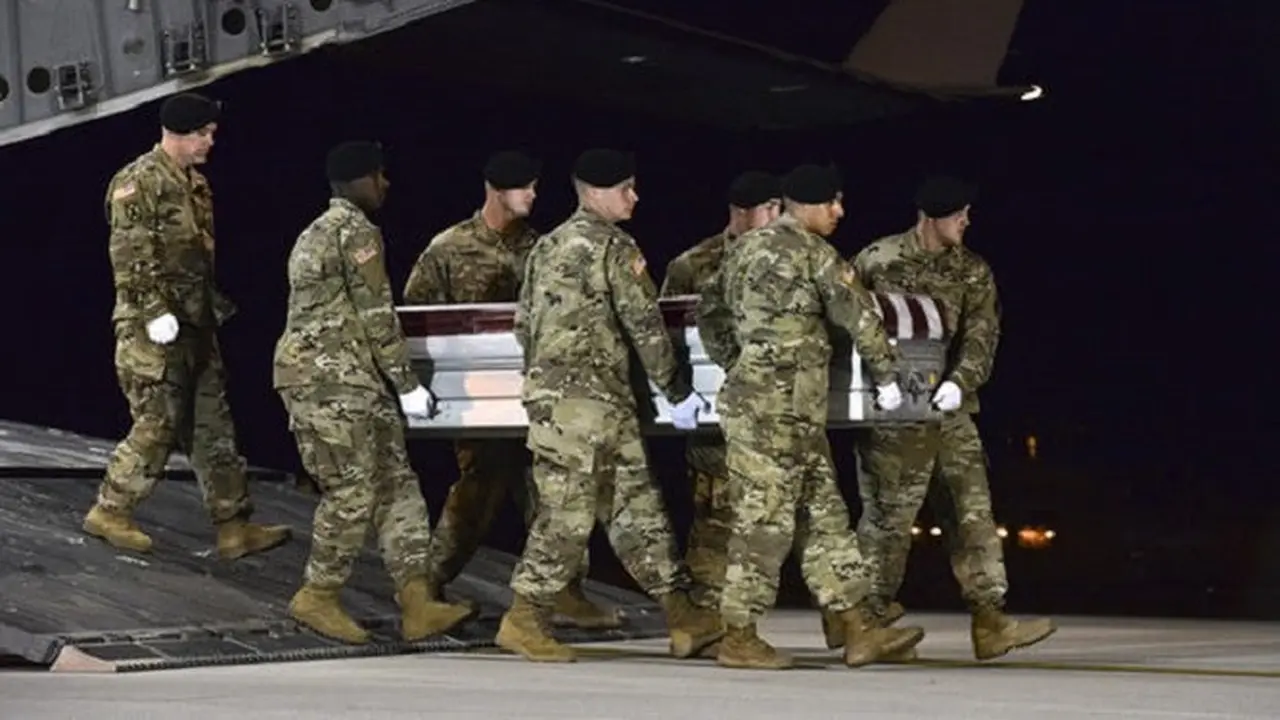 (Di dalam peti) Jenazah Staff Sgt Dustin Wright di Delaware Amerika Serikat. Wright adalah satu dari empat personel Pasukan Khusus AS (Green Berets) yang tewas dalam baku tembak dengan kombatan ISIS di Niger Oktober 2017 lalu (Aaron J Jenne/AP PHOTO)