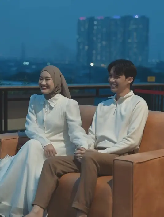 Dengan penampilan anggun, Dinda tampil serasi dengan Rey dalam balutan busana putih yang elegan. Keduanya menikmati malam romantis di bawah langit, saling berpegangan tangan dan menghabiskan waktu bersama. Kejutan ulang tahun ini menjadi bukti nyata cinta Rey yang tak lekang oleh waktu untuk Dinda. (Liputan6.com/IG/@dindahw)
