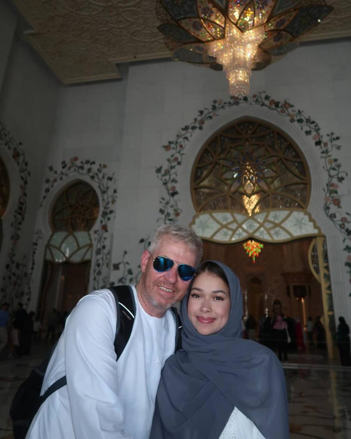 10 Potret Rebecca Klopper Liburan ke Abu Dhabi, Cantiknya Bikin Teduh Pakai Kerudung - Kompak dengan Ayah Bule