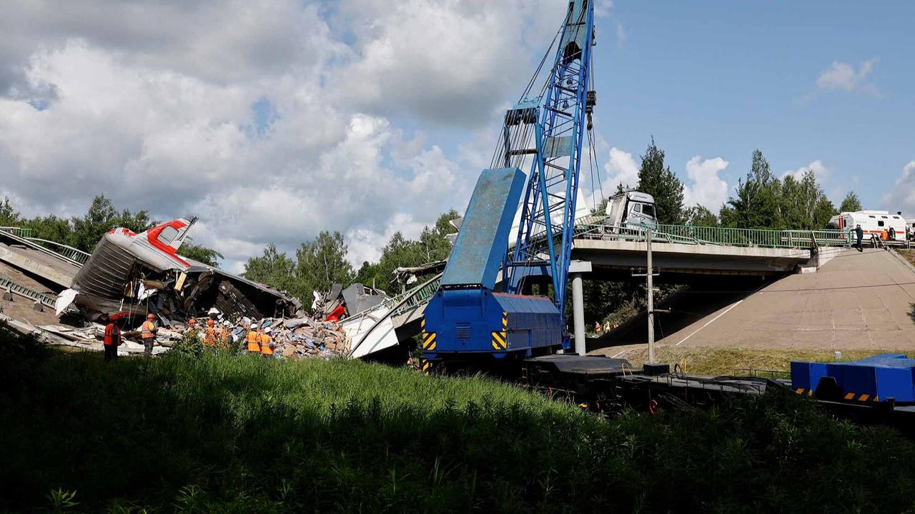 FOTO: Penampakan Gerbong Kereta Api  Hancur  Tertimpa Material Robohnya Jembatan Jalan Raya di Rusia