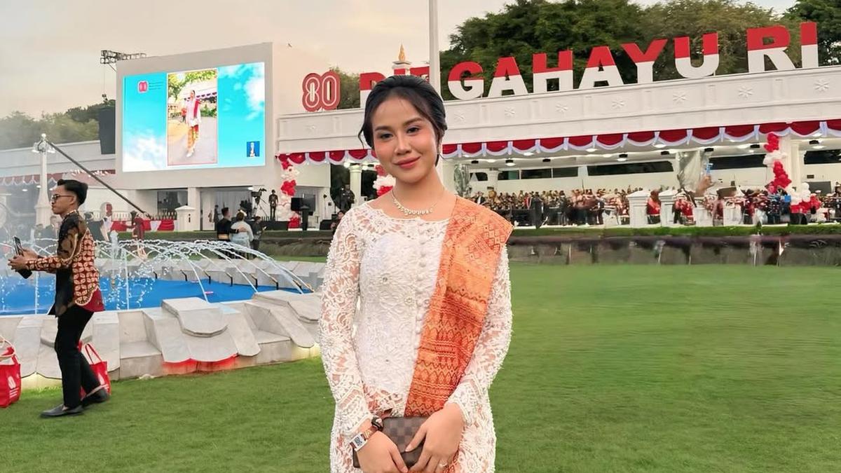 5 Potret Mayang Lucyana Hadiri HUT ke-80 RI di Istana Merdeka, Anggun Berkebaya Putih dan Songket