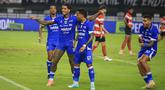 Bintang andalan Persib Bandung, Ramon Tanque melakukan selebrasi usai mencetak gol ke gawang Madura United pada pekan ke-23 BRI Super League 2025/2026 di Stadion Gelora Bandung Lautan Api (GBLA), Kota Bandung, Kamis (26/2/2026) malam WIB. (Bola.com/Erwin Snaz)