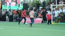 Gubernur DKI Jakarta Anies Baswedan bermain bola saat menghadiri Kick Off Pembangunan Jakarta International Stadium di Jakarta, Kamis (14/3). Stadion ini akan dibangun dengan konsep internasional. (Liputan6.com/Herman Zakharia)
