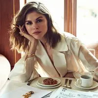 Berawal dari menjadi cameo, hingga sukses membangun Glossier. (Foto: Instagram @emilywweiss)