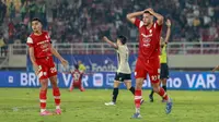 Penyerang asing Persis Solo, Karim Rossi, memperlihatkan ekspresi kekecewaan setelah golnya ke gawang PSM Makassar saat berjumpa pada pekan ke-18 BRI Liga 1 2024/2025 di Stadion Manahan, Solo, Senin (13/1/2025) malam WIB. (Bola.com/Radifa Arsa)