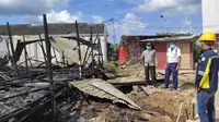 Harnol bergegas mendatangi lokasi dan mendapati bedeng berukuran 15×4 meter tersebut sudah terbakar.