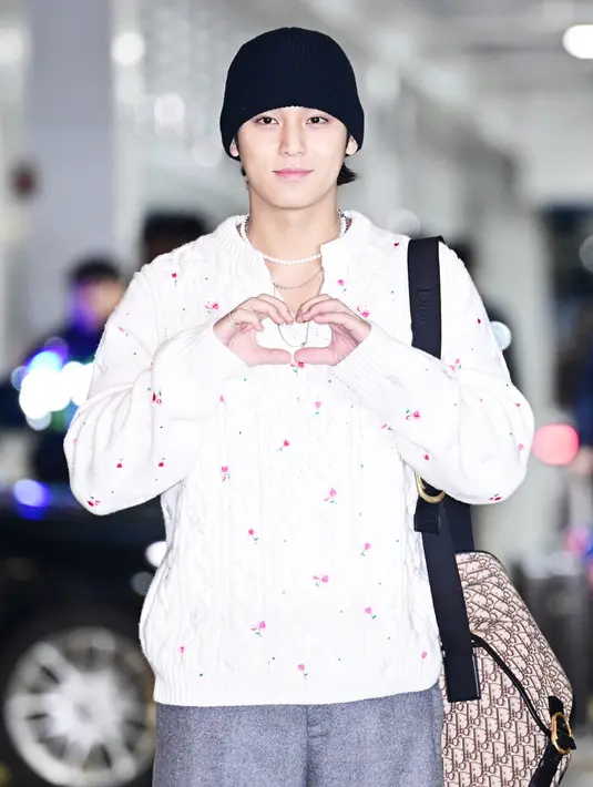 Mengawali tahun 2026, Mingyu Seventeen yang merupakan brand ambassador Dior baru saja berangkat ke Hong Kong untuk menghadiri acara peluncuran koleksi Dior karya Jonathan Anderson di pop-up K11 Musea. [Dok. Dior]