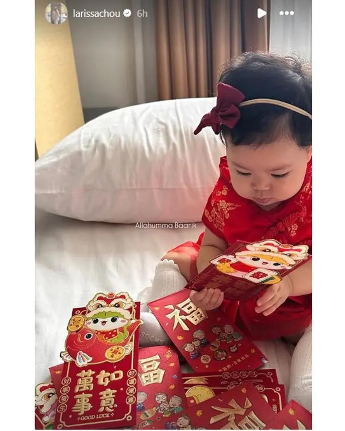 6 Potret Larissa Chou Rayakan Imlek Bareng Keluarga, Anaknya Senang Dapat Angpao