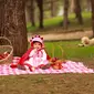 Seorang bayi menjelma menjadi tokoh terkenal Disney, `Red Riding Hood` atau biasa dikenal dengan `si Jubah Merah`.