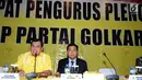 Ketua Umum Partai Golkar, Setya Novanto (kanan) saat memimpin rapat pleno di ruang rapat utama gedung DPP Partai Golkar, Jakarta, Selasa (18/7). Rapat membahas situasi poltik terkini. (Liputan6.com/Helmi Fithriansyah)