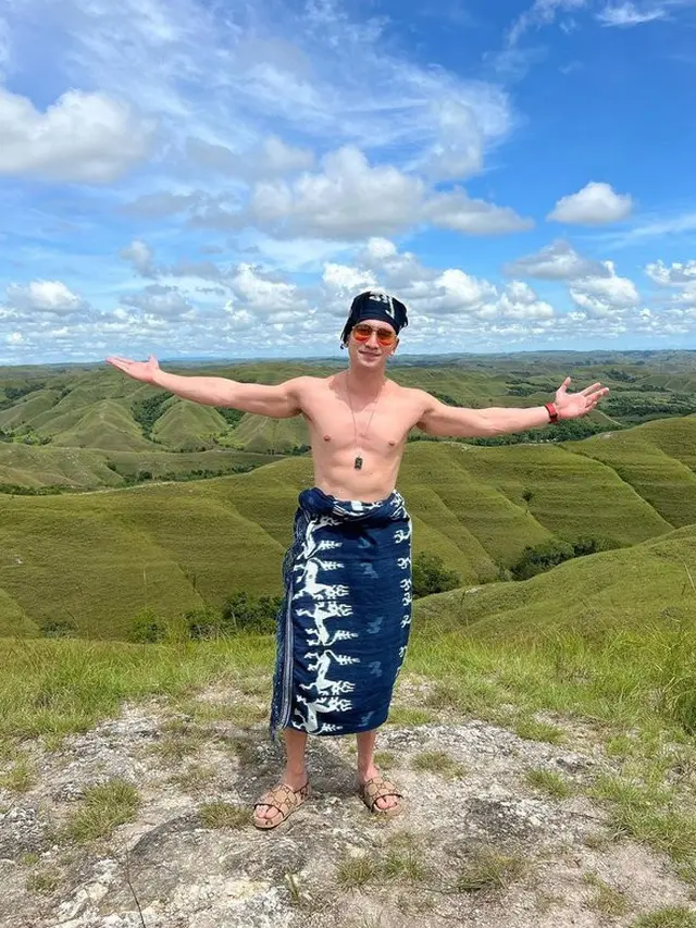 6 Momen Verrell Bramasta Kerja Sambil Liburan di Sumba, Pamer Tubuh Atletis