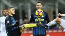 Pemain Inter Milan, mencoba merebut bola dari kaki pemain Chievo pada laga  lanjutan Serie A di San Siro stadium, Milan, (14/1/2017). Inter menang 3-1. (AFP/Giuseppe Cacace)