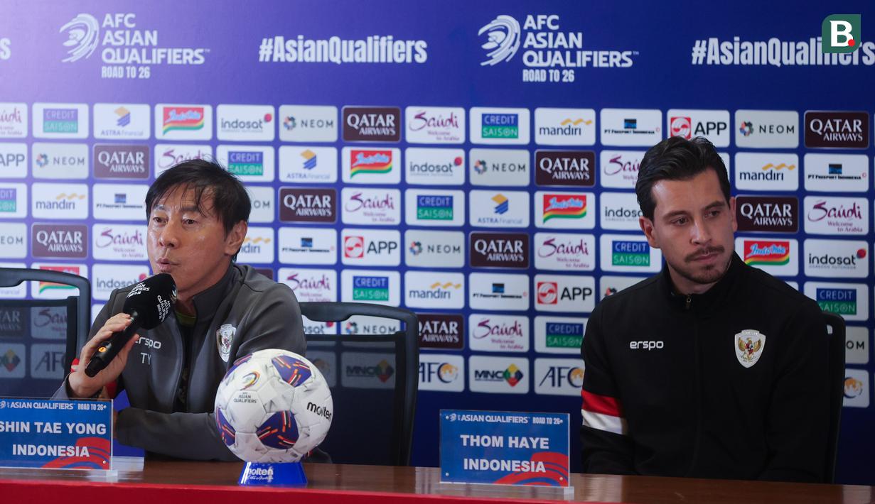 Pelatih Timnas Indonesia, Shin Tae-yong, terlihat enjoy menjelang memimpin timnya untuk melawan Timnas Arab Saudi dalam lanjutan putaran ketiga Kualifikasi Piala Dunia 2026 Zona Asia. Dalam konferensi pers di Stadion Utama Gelora Bung Karno (SUGBK), Jakarta Pusat, pada Senin (18/11/2024) malam WIB, Shin Tae-yong beberapa kali melempar senyuman. (Bola.com/M Iqbal Ichsan)