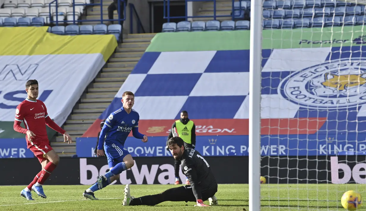 Gelandang Leicester City, Harvey Barnes (tengah) saat mencetak gol ke gawang Liverpool pada pertandingan lanjutan Liga Inggris di Stadion King Power di Leicester, Inggris, Sabtu (13/2/2021). Leicester City menang telak atas Liverpool 3-1. (Paul Ellis/Pool Photo via AP)