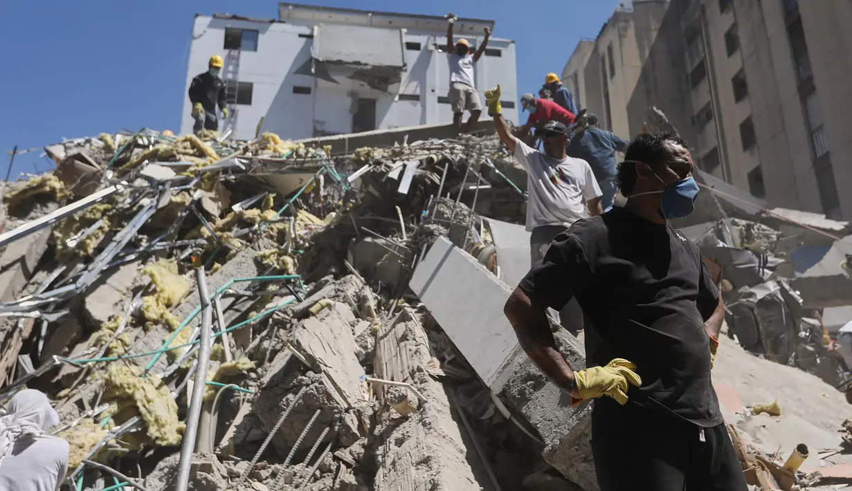 Warga dan petugas penyelamat mencari di antara puing-puing setelah gempa bumi melanda Cali, Kolombia, pada hari Senin, 10 Agustus 2026. (Foto AP/Santiago Saldarriaga)
