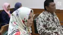 Istri gitaris Band Slank Abdee Negara, Anita Dewi Farida (kiri) menjalani sidang perceraian di PA Jakarta Selatan, Senin (9/7). Anita menghadirkan asisten rumah tangganya, Asih, sebagai seorang saksi. (Liputan6.com/Immanuel Antonius)