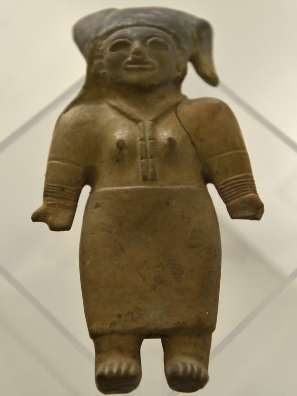 Sebuah patung yang ditemukan di Ekuador ditampilkan di Museum Nasional, Quito, Ekuador, Rabu (25/7). Artefak yang terdiri dari patung dan bejana dibeli oleh seorang kolektor pribadi dan dibawa secara ilegal ke Jerman. (Rodrigo BUENDIA/AFP)