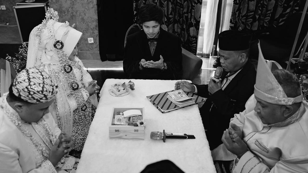 7 Potret Atta Halilintar Jadi Saksi Nikah Karyawannya, Tampil Formal - Disebut Lebih Ganteng Tanpa Kacamata Hitam