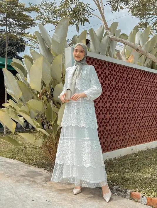 Gamis model lace bisa jadi pilihan yang tepat untuk busana lebaran. Elegan dan mewah! (Instagram/liza.rosalita).