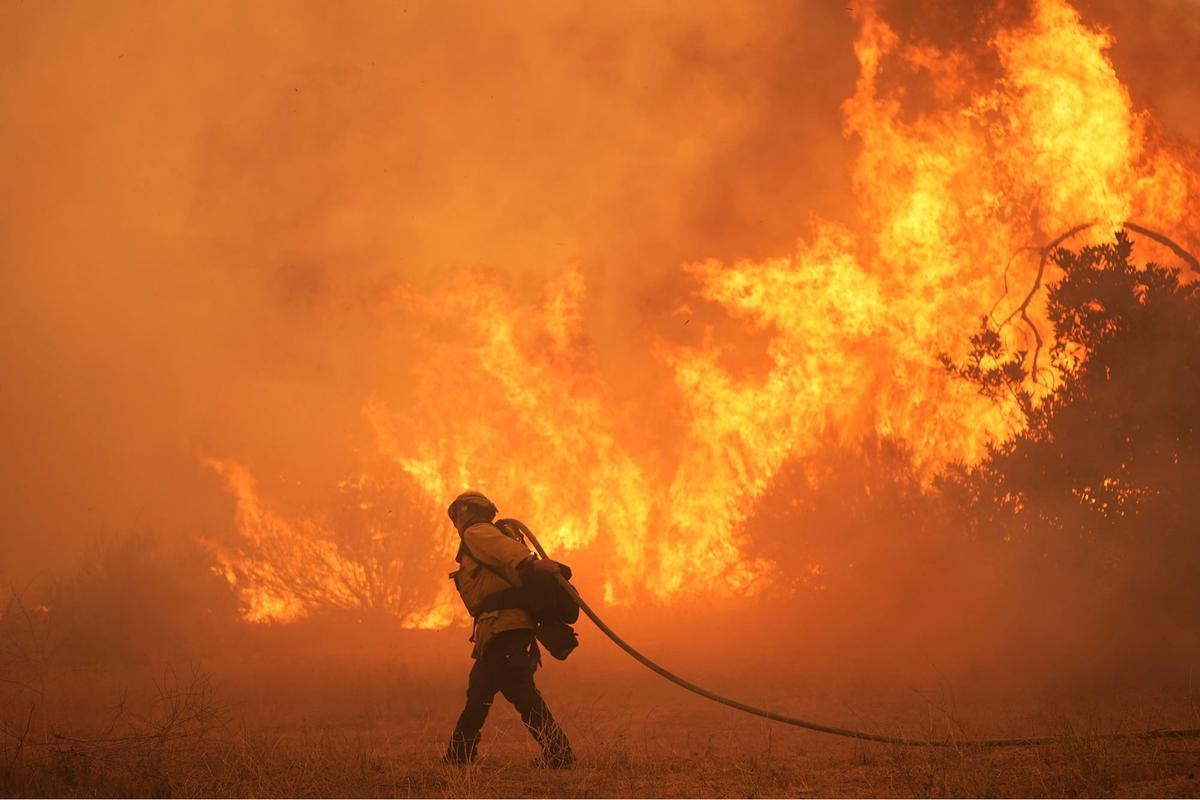 FOTO: Kebakaran Hutan Mengerikan di Utara Los Angeles,  Ribuan Warga Dievakuasi