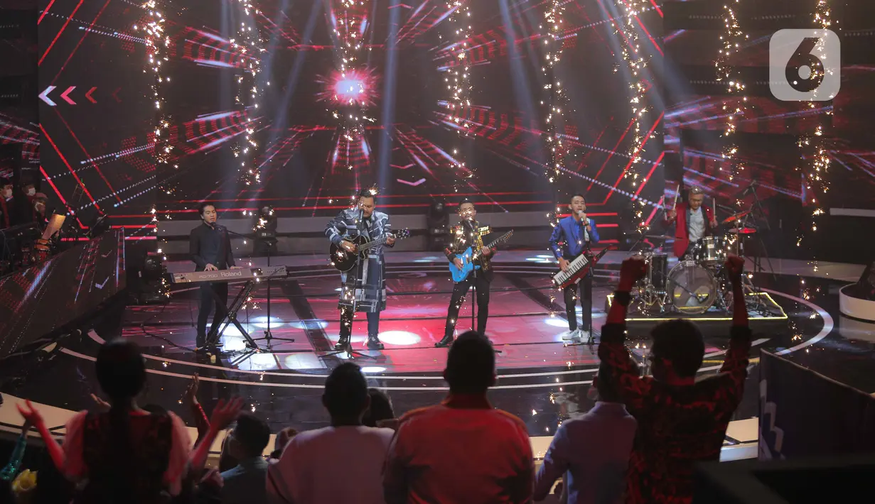 Penampilan sejumlah musisi kenamaan tanah air dalam malam puncak Indonesian Dangdut Awards 2021 di Studio 5 Indosiar, Jakarta, Rabu (1/12/2021). Indonesian Dangdut Awards 2021 merupakan ajang bergengsi yang diberikan untuk insan-insan dangdut tanah air. (Liputan6.com/Faizal Fanani)