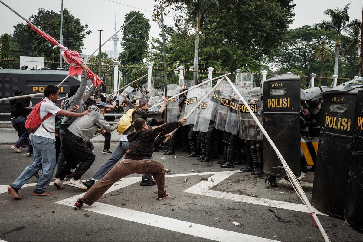 FOTO: Aksi  Demo DPR 25 Agustus, Massa Bentrok dengan Aparat
