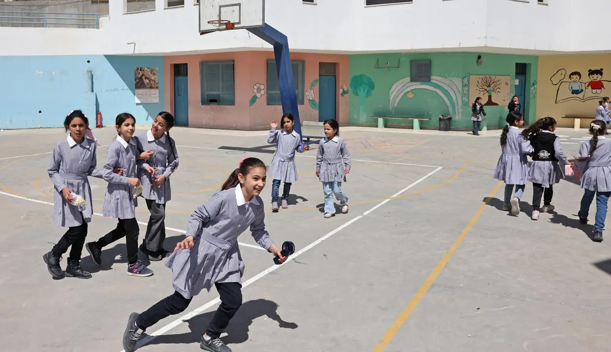 Penutupan tersebut dianggap sebagai bagian dari serangan Israel terhadap UNRWA berikut mandatnya untuk melayani pengungsi Palestina. (AHMAD GHARABLI/AFP)