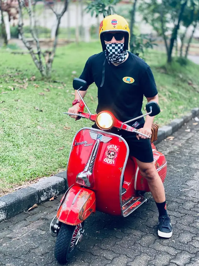 Tampil Keren, Ini 7 Gaya Vino G Bastian Riding dengan Vespa Klasik